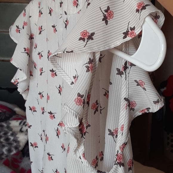 Cute shirt with floral design - Picture 4 of 4